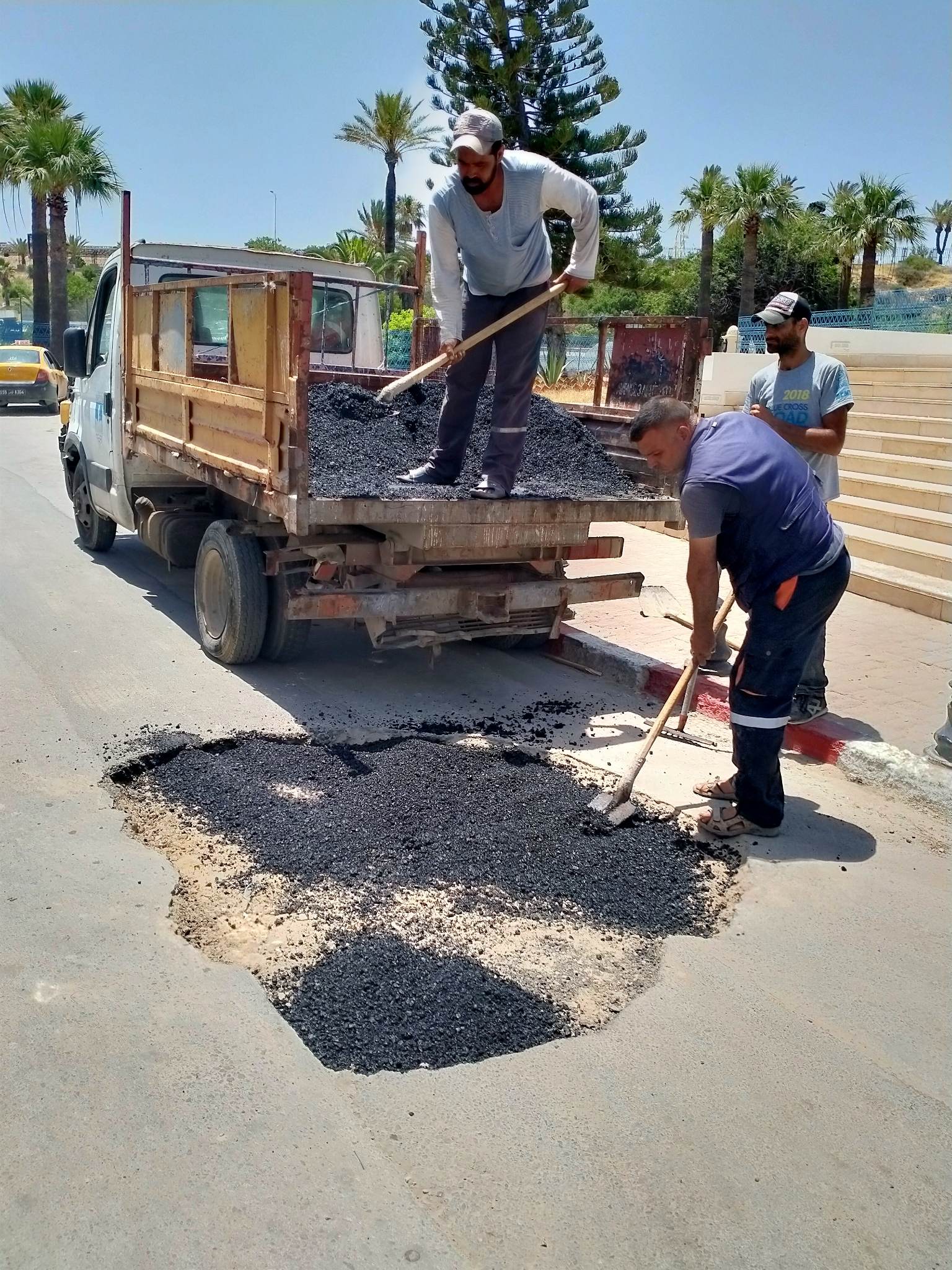 الخميس 6 جويلية 2023 : مواصلة اصلاح الطرقات بالشوارع والانهج بالمدينة.