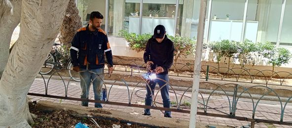 صيانة السياج المحيط بمقر اذاعة المنستير وبعض علامات المرور بالمدينة.