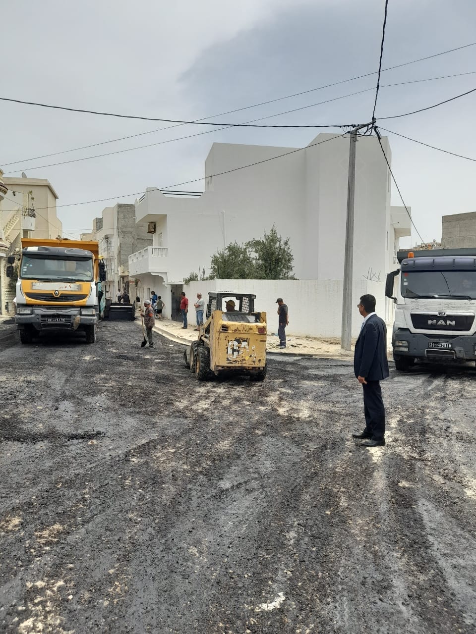 انطلاق اشغال تعبيد الطرقات بالخرسانة الاسفلتية بحي سيدي السري.