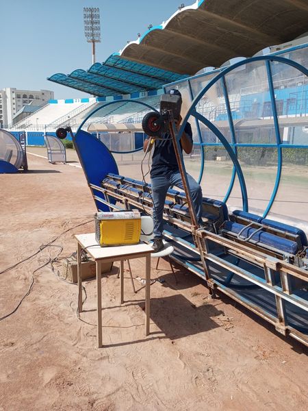 بداية اشغال تهيئة حجرات الملابس وبنك البدلاء بالامكانيات الذاتية للبلدية.