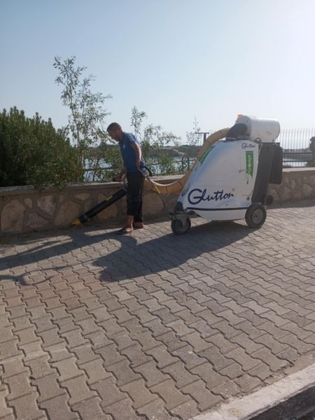 ازالة الاتربة على طول طريق الفلاز.