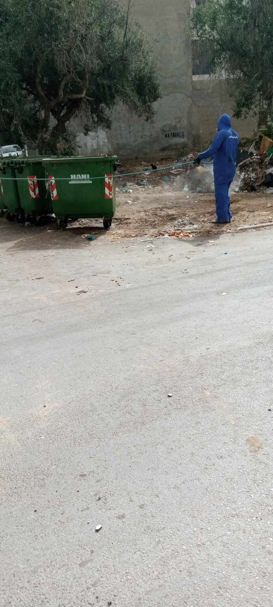 رش المبيدات بمحيط الحاويات للحد من تكاثر الحشرات و خاصة الذباب اثر تراكم فضلات و جلود اضاحي العيد تزامنا مع ارتفاع درجات الحرارة.