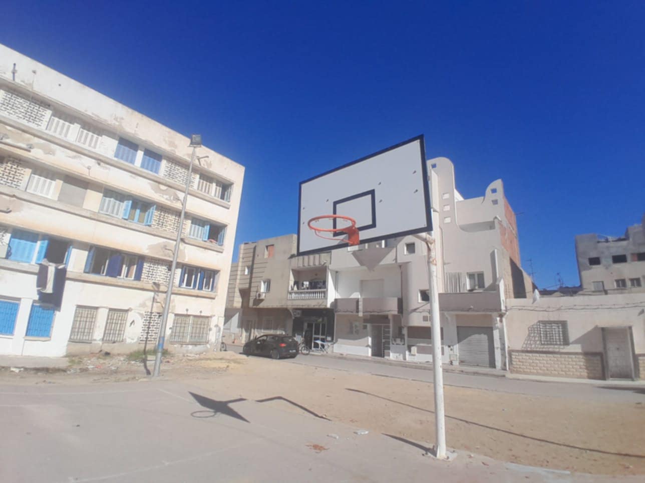بلدية المنستير قامت بتصليح اللوحة الخلفية متاع ملعب كرة السلة في الحي السادس