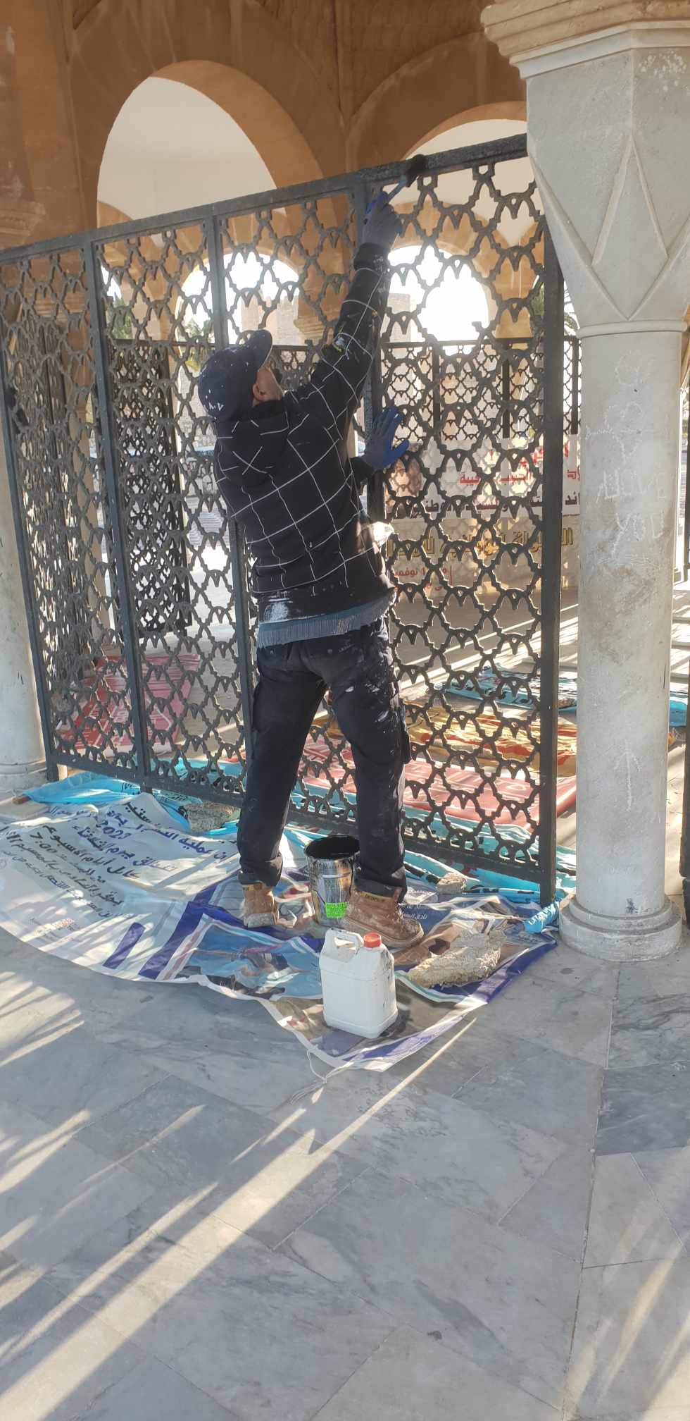 الجمعة 22 ديسمبر 2023: دهن ابواب مقبرة الشهداء وصيانتها.