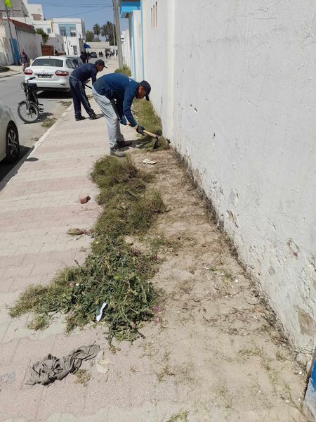الخميس 23 ماي 2024 مواصلة حملة تنظيف تتمثل في( ازالة الاتربة من حواشي الرصيف وقلع الاعشاب الطفيلية وتهذيب الحدايق ) داخل وخارج  المؤسسات التربوية استعدادا للامتحانات الوطنية.