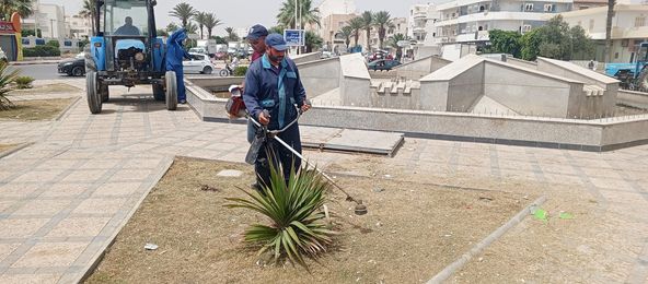 الجمعة 21 جوان 2024 : تنظيف وقلع الاعشاب الطفيلية مع رش المبيدات بمفترق النافورة.