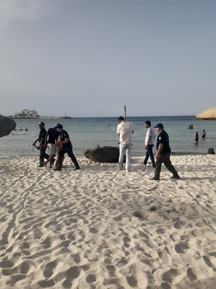 قامت مصالح وكالة حماية وتهيئة الشريط الساحلي بالمنستير رفقة مصالح الحرس البحري وبالتعاون مع مصالح بلدية المنستير عشية يوم السبت 15 جوان 2024 بحملة لرفع المخالفات و مقاومة الاستغلال المفرط للملك العمومي البحري بطرق غير شرعية و ذلك بشاطئ القراعية المنستير .
