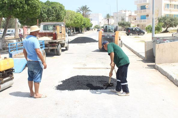 تتواصل أشغال اصلاح الطرقات بالمدينة اليوم الجمعة  14 حويلية 2023 لتشمل نهح عبد القادر محلة (الحي السادس).