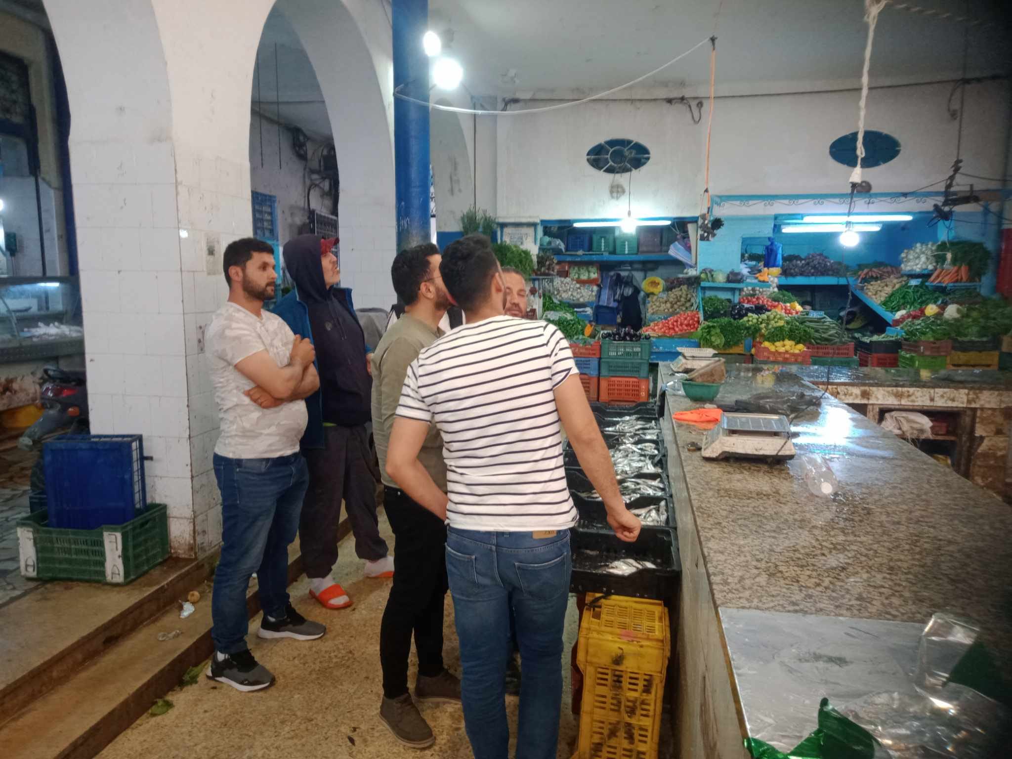 لقيام بمعاينة حالة شبكة التنوير بالسوق المركزية بالمنستير قصد القيام بدراسة لتجديدها...