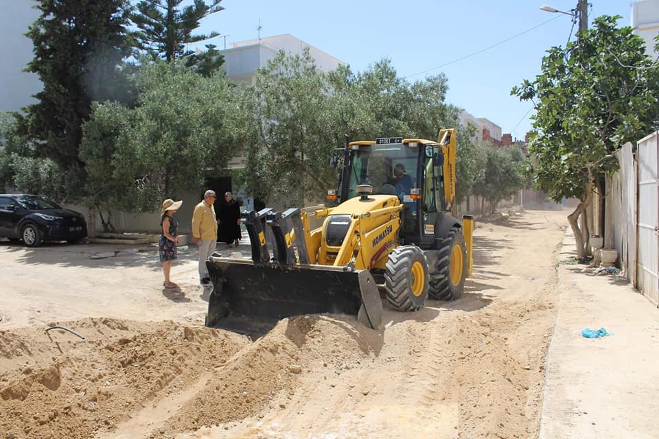 انطلاق مشروع تعبيد الطرقات بحي النزهة