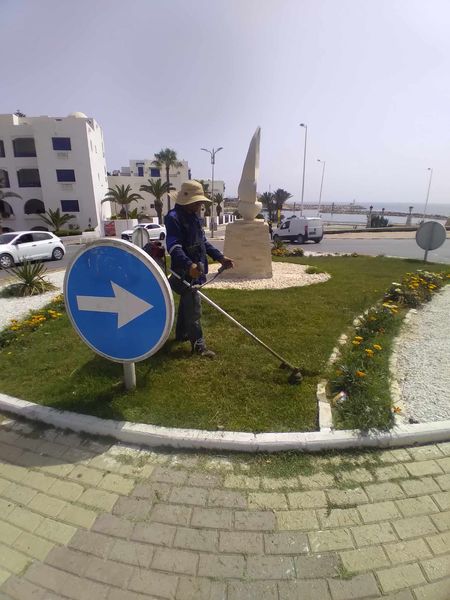 صيانة و تنظيف المفترقات وسط المدينة.