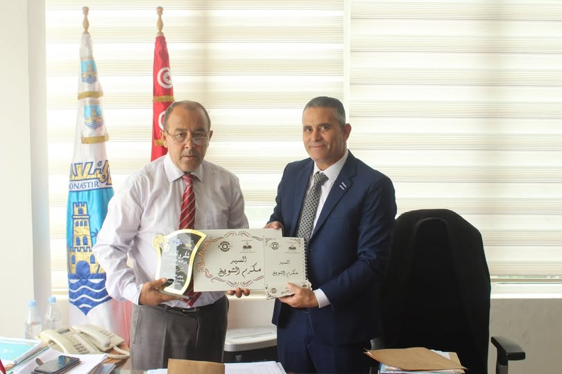 تكريم بلدية المنستير في شخص السيد الكاتب العام مكرم الشويخ من طرف مندوبية التربية بالمنستير.